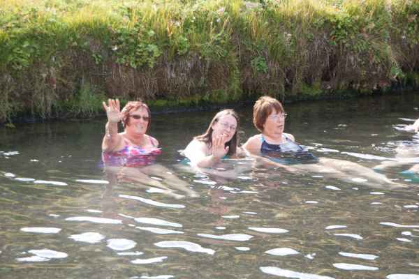 2012 08 17 iceland 2012 denise sykes frances sykes iceland landmannalaugar sarah sykes 256 jpg